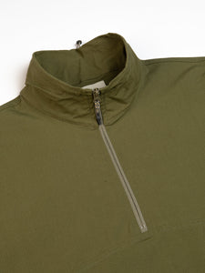 The zippered neck of the KESTIN Aberfeldy Windbreaker Jacket in Green.