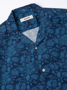 The collar of the KESTIN Crammond Shirt in a blue marble print.